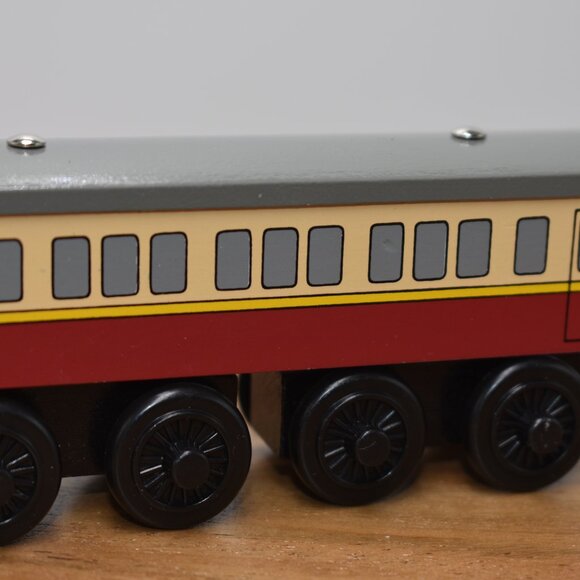 2002 EXPRESS COACH Thomas & Friends Train Take N Play Engine Wooden Wood VTG - Picture 3 of 7